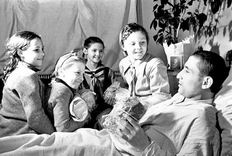 Группа пионеров передает подарки раненому бойцу в госпитале. 1942 г.