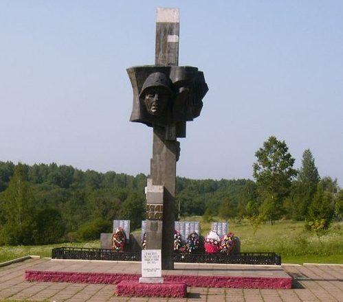 д. Рыбки Сафоновского р-на. Памятник, установленный на братской могиле советских воинов. 