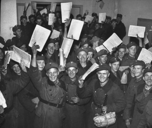 Финские солдаты размахивали бумагами о демобилизации. Ноябрь 1944 г.