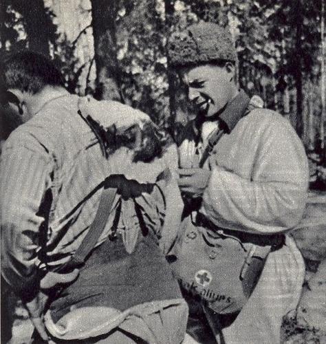 Перевязка раненного. 1944 г. 