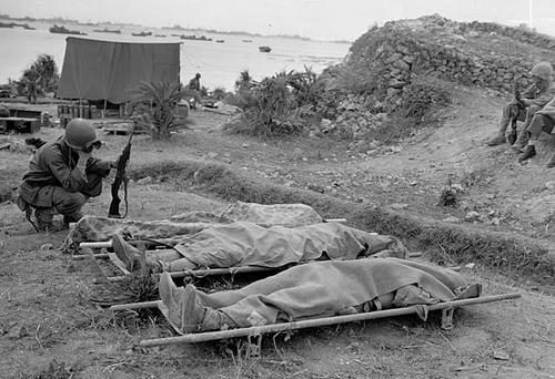 Павшие морпехи на Окинаве. 1945 г.