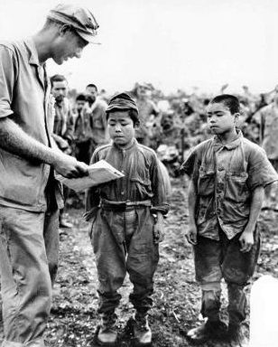 Допрос пленных на Окинаве. 1945 г. 