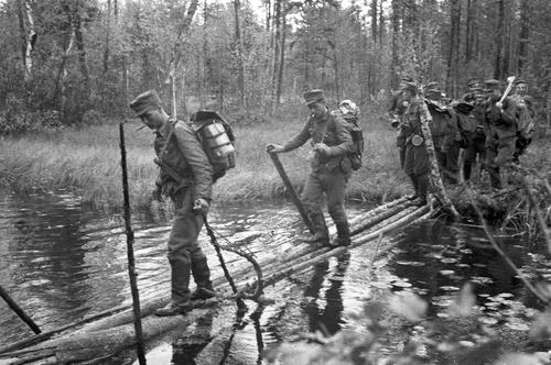 Продвижение пехоты на передовые позиции. Рукаярви, 1944 г. 