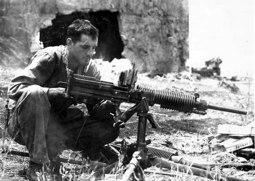 Морской пехотинец с захваченным японским пулеметом. Сайпан, июнь 1945 г.
