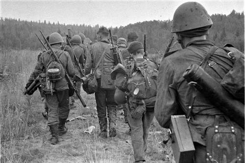 Финская пехота идет в районе Карельского перешейка. 1944 г.