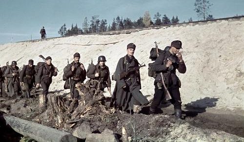 Финская пехота идет в районе Карельского перешейка. 1944 г.