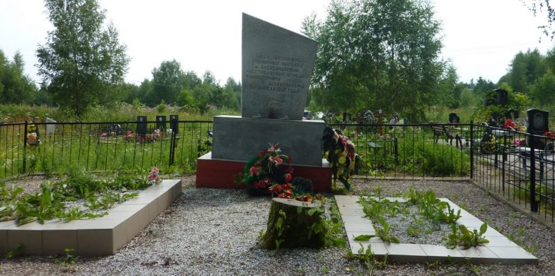 д. Александровка Смоленского р-на. Памятник, установленный в 1982 году на братской могиле, в которой похоронено 180 мирных жителей, расстрелянных гитлеровцами в 1942 году.