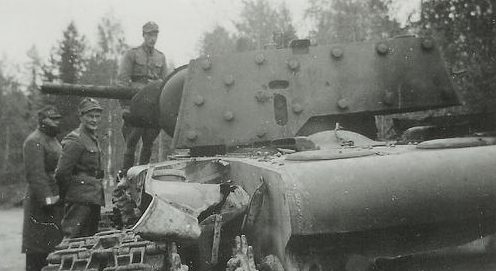Разрушенный танк КВ-1 по дороге в Сиамяярви в Олонецкой Карелии. Осень 1941 г.