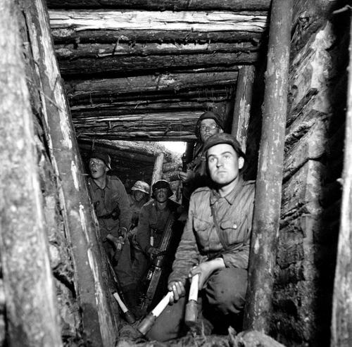 Финские солдаты в ожидании советской атаки в одном из укрытий на линии «ВТ». 1944 г.