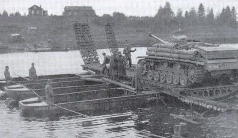 Переправа штурмового орудия «StuG III» на понтоне. 1944 г. 