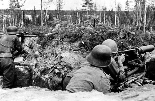 Финские пулеметчики в окопах Карелии. 1944 г. 