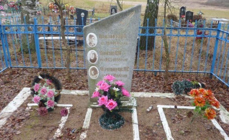 д. Замощье Смоленского р-на. Могила 3-х советских летчиков, погибших в 1942 году.