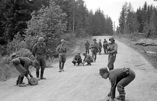 Финские армейские инженеры минируют проселочную дорогу в Ихантальском. 1944 г.