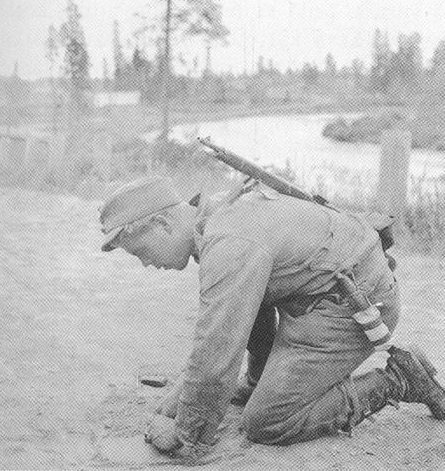 Финские армейские инженеры минируют проселочную дорогу в Ихантальском. 1944 г.
