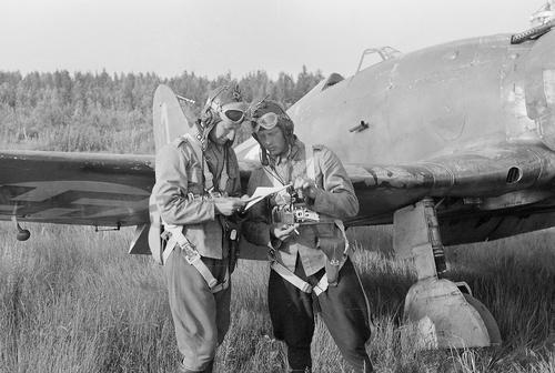 Финские пилоты перед полетом. 1944 г. 
