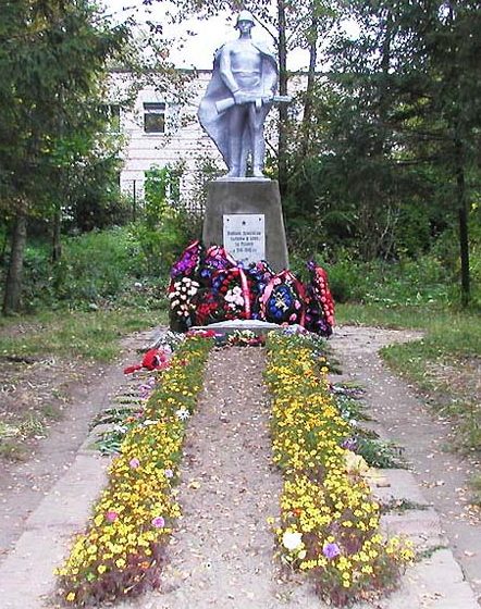  п. Катынь Смоленского р-на. Памятник погибшим советским воинам.