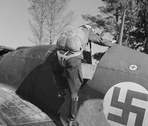 Финские пилоты садятся в «Fiat G50. DVX». 1944 г.