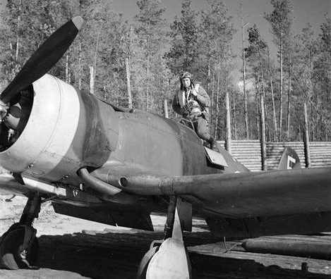 Финские пилоты садятся в «Fiat G50. DVX». 1944 г.