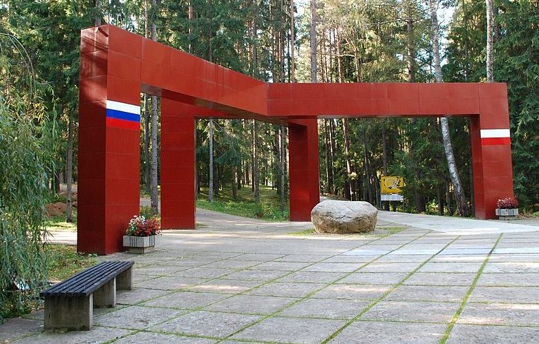 Ритуальная площадка мемориала «Катынь» и порталы входа на аллеи польского и российского кладбищ.