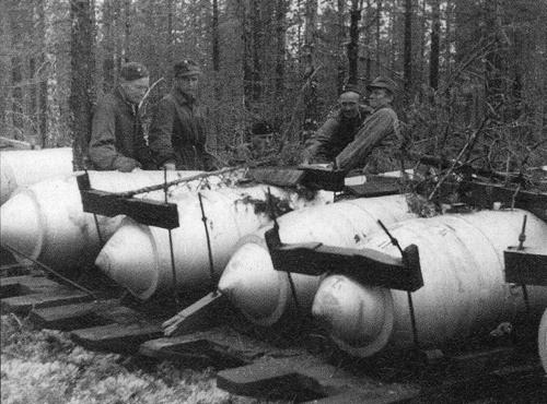 1000-килограммовые авиабомбы у финского аэродрома. 1944 г. 