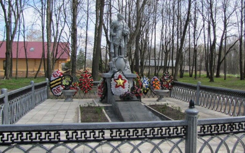 д. Кощино Смоленского р-на. Памятник, установленный на братской могиле, в которой похоронено 28 советских воинов, в.т. 9 неизвестных, погибших в годы войны.