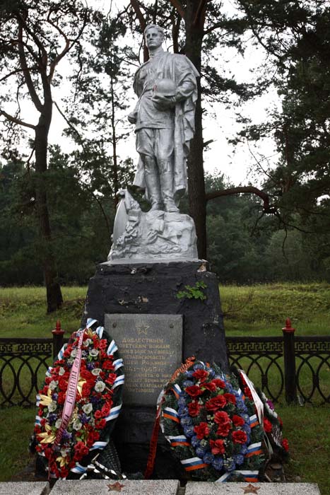  д. Новые Батеки Смоленского р-на. Памятник, установленный на братской могиле, в которой похоронены советские воины.