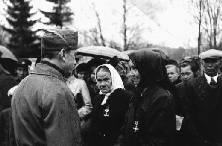 Маннергейм на похоронах солдат. 1944 г. 