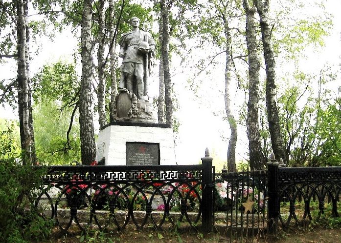 д. Стабна Смоленского р-на. Памятник, установленный на братской могиле, в которой похоронено 650 советских воинов, в т.ч. 327 неизвестных.