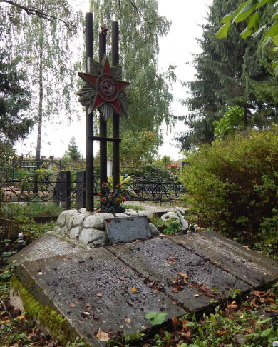 д. Стабна Смоленского р-на. Памятник, установленный на братской могиле, в которой похоронено 72 советских воинов.