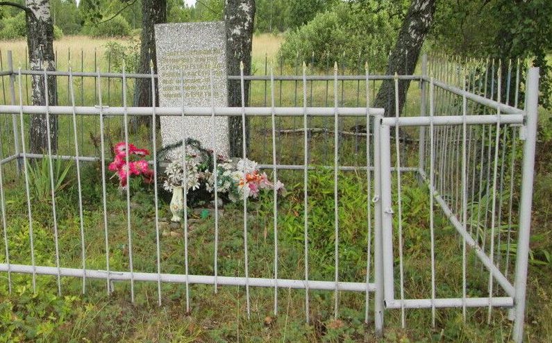 д. Тетерьки Смоленского р-на. Братская могила советских граждан, казненных оккупантами в 1942 году.