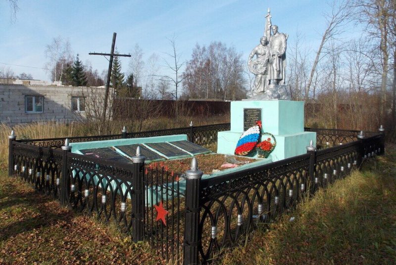 д. Хохлово Смоленского р-на. Памятник, установленный на братской могиле, в которой похоронено 208 советских воинов, в .ч. 70 неизвестных, погибших в годы войны.