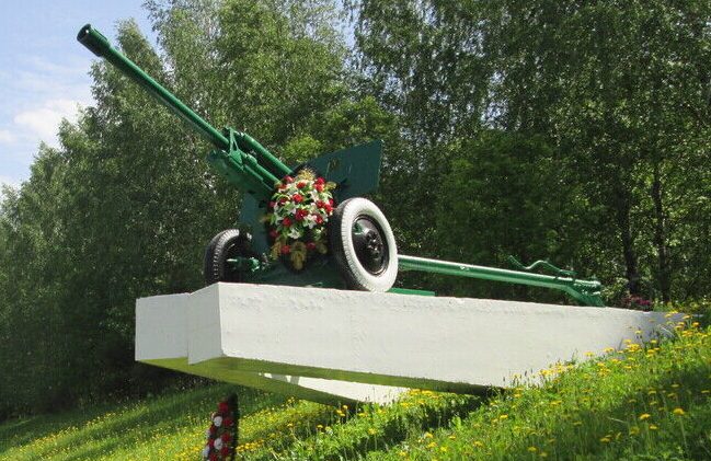 д. Ясенная Смоленского р-на. Памятный знак – пушка, установленный в 1981 году в честь гвардейских соединений советских войск, освобождавших Смоленск. В 1943 году.