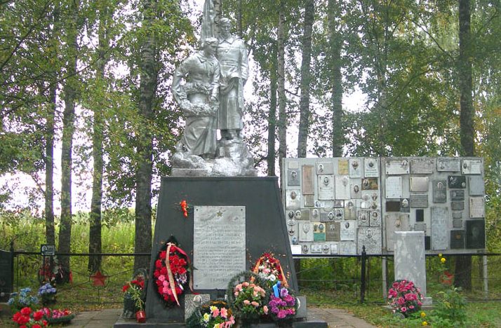 д. Аристово Сычевского р-на. Памятник, установленный в 1954 году на братской могиле, в которой похоронено 6499 советских воинов, погибших в годы войны.