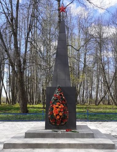  д. Вараксино Сычевского р-на. Памятник в честь воинов-односельчан.