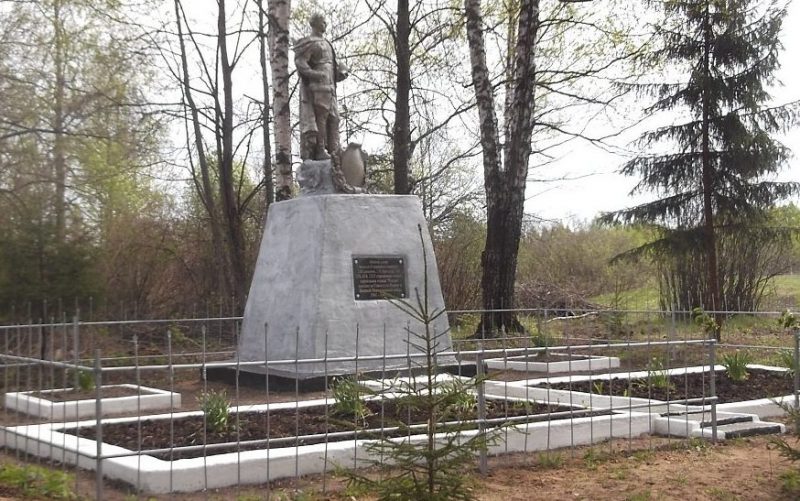 д. Вязовка Сычевского р-на. Памятник, установленный в 1954 году на братской могиле, в которой похоронено 1289 советских воинов и партизан, погибших в годы войны.