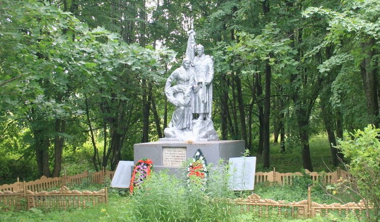 д. Дугино Сычевского р-на. Памятник, установленный в 1954 году на братской могиле, в которой похоронено 77 советских воинов и партизан, погибших в годы войны.