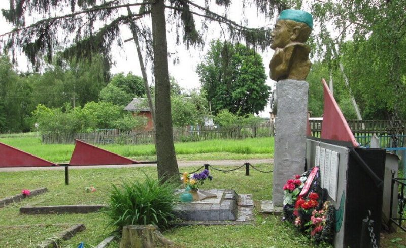 д. Елманово Сычевского р-на. Братская могила 32 советских воинов, умерших от ран в марте 1943 года в госпитале «ЭГ-1910», находившимся в д. Малыны.