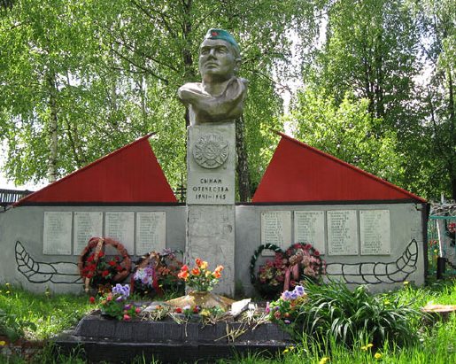 д. Елманово Сычевского р-на. Братская могила 32 советских  воинов, умерших от ран в марте 1943 года в госпитале «ЭГ-1910», находившимся в д. Малыны.