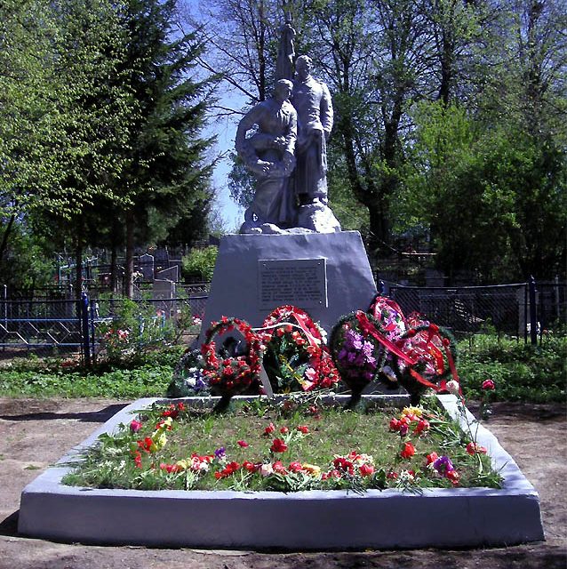 г. Сычевка. Памятник, установленный на воинском кладбище, где захоронено 5819 человек, в т.ч. 2500 неизвестных. Здесь же похоронен Герой Советского Союза Архипов В.С. 