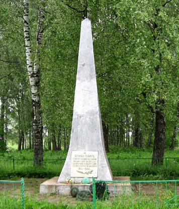  д. Хлепень Сычевского р-на. Памятник, установленный в честь погибших воинов-односельчан.