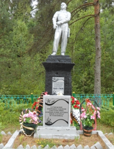 д. Гряда Жарковского р-на. Памятник, установленный на братской могиле советских воинов.