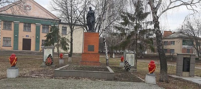 п. Вишневое Оржицкого р-на. Памятник, установленный в 1959 году в честь павших воинов-земляков.