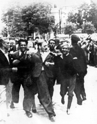 Евреев выгоняют на улицы города. 30 июня 1941 г.