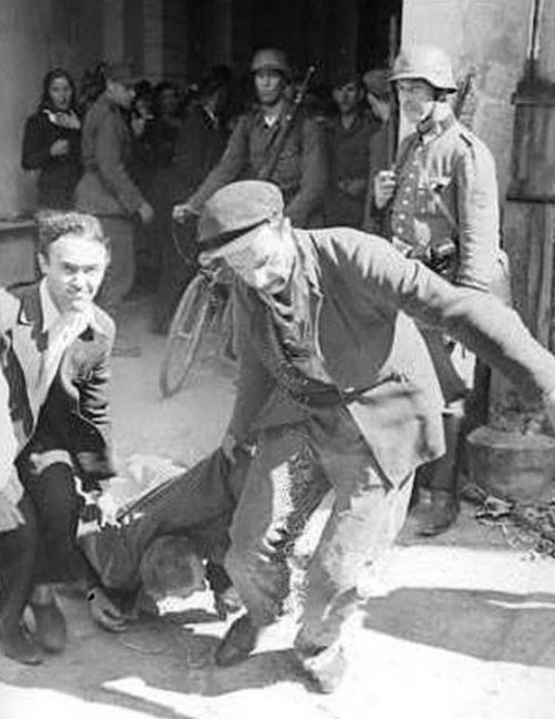 Евреев выгоняют на улицы города. 30 июня 1941 г.