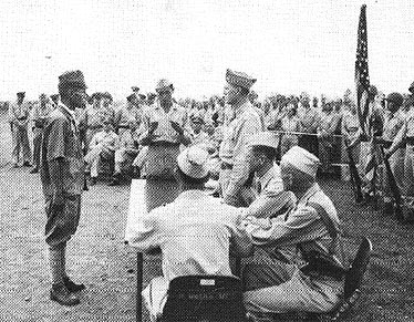 Японские войска сдаются 40-й пехотной дивизии США.