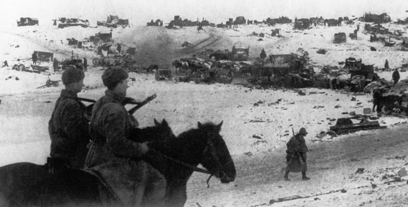 Разбитая немецкая колонна во время выхода немецких войск из Черкасского «котла».