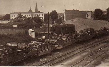 Разбитый эшелон советских танков на железнодорожной станции. Июнь 1941 г. 