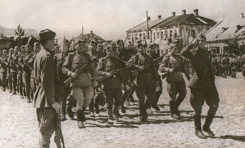Красная Армия на параде в освобожденном Пинске. 1944 г.
