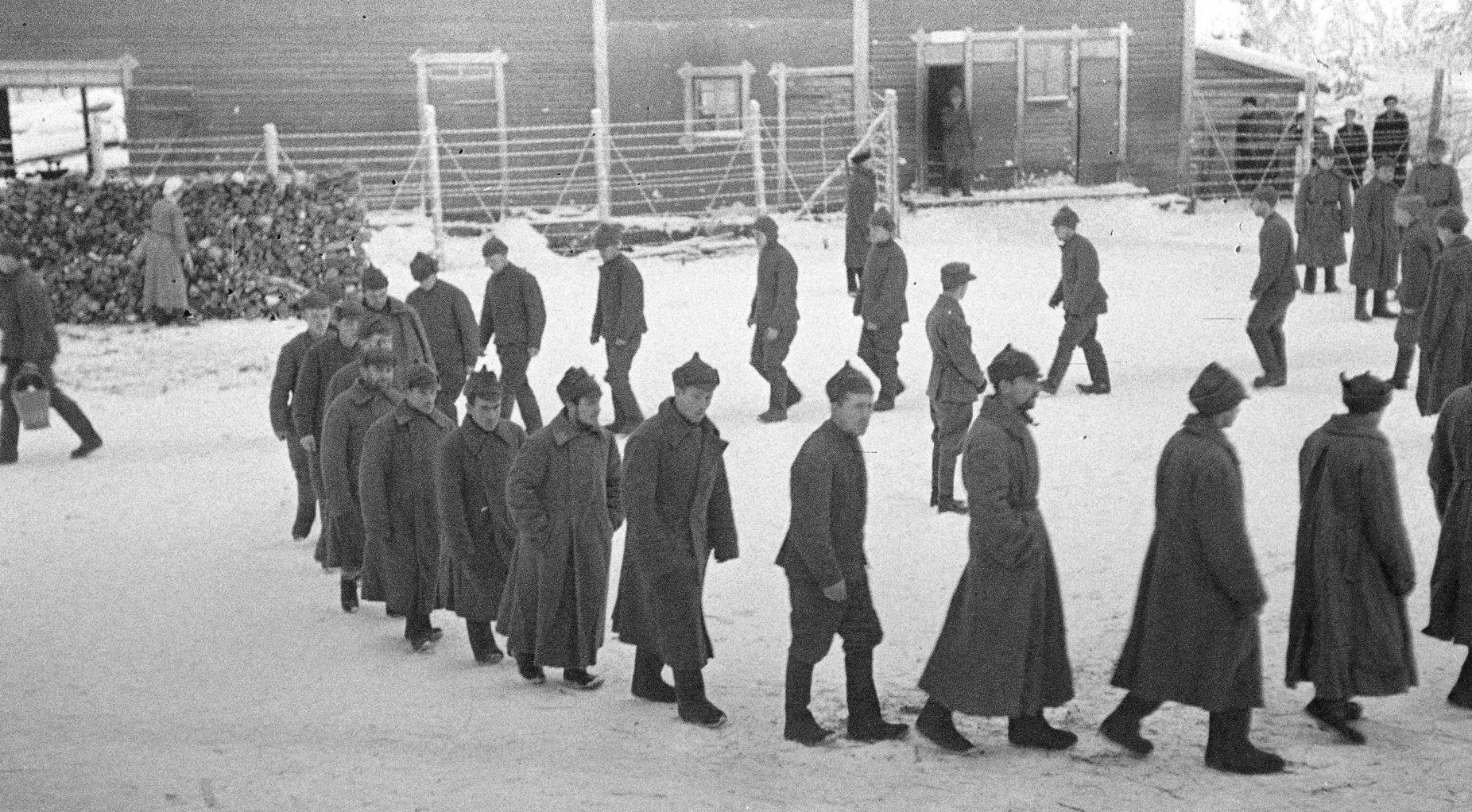 Военнопленные на прогулке в военном лагере Париккала. Финляндия, 1939 г.