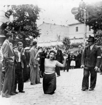 Евреев заставили на коленях ползти по улицам города в тюрьму на Бригидках. 1 июля 1941 г. 